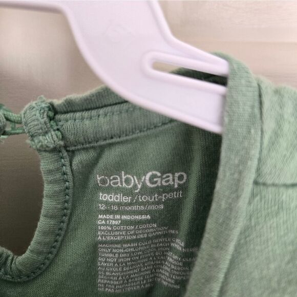 3/$15 Gap Toddler tshirt - Picture 3 of 4